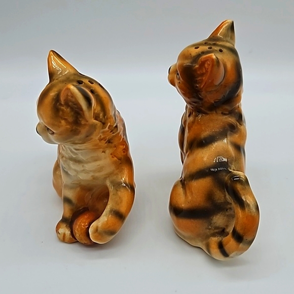 Pair of ceramic orange cat salt & pepper shakers - Picture 3 of 10